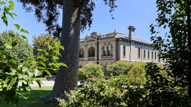 Australia prestige real estate: Suburb and price data breakdown based on annual salary Australia prestige real estate: Suburb and price data breakdown based