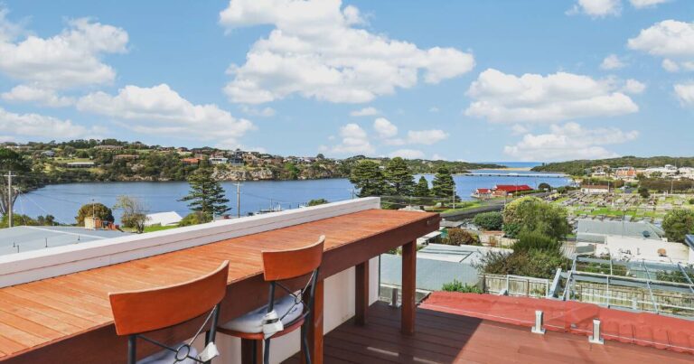 Luxury home: Agent highlights "out of the box" river views